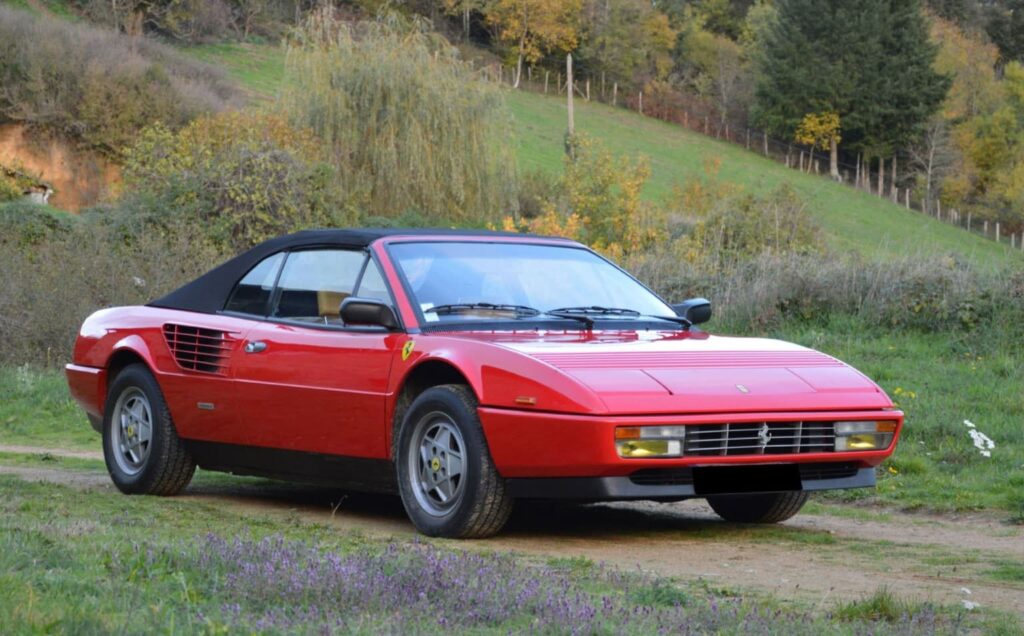 Ferrari Mondial cabriolet rouge avec capote noire de 1989 vendue 33630 €