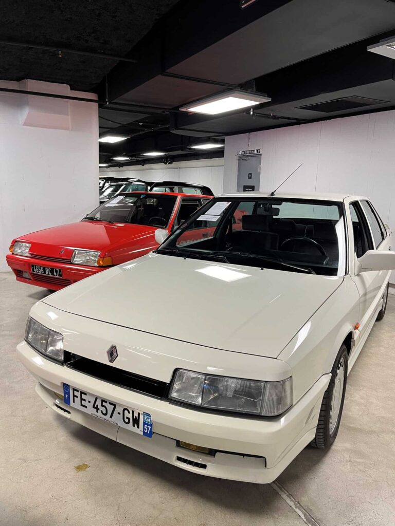 Renault 21 2L Turbo blanche de 1987 vendue à 16862€ et Citroën BX Sport rouge de 1985 vendue à 22720€