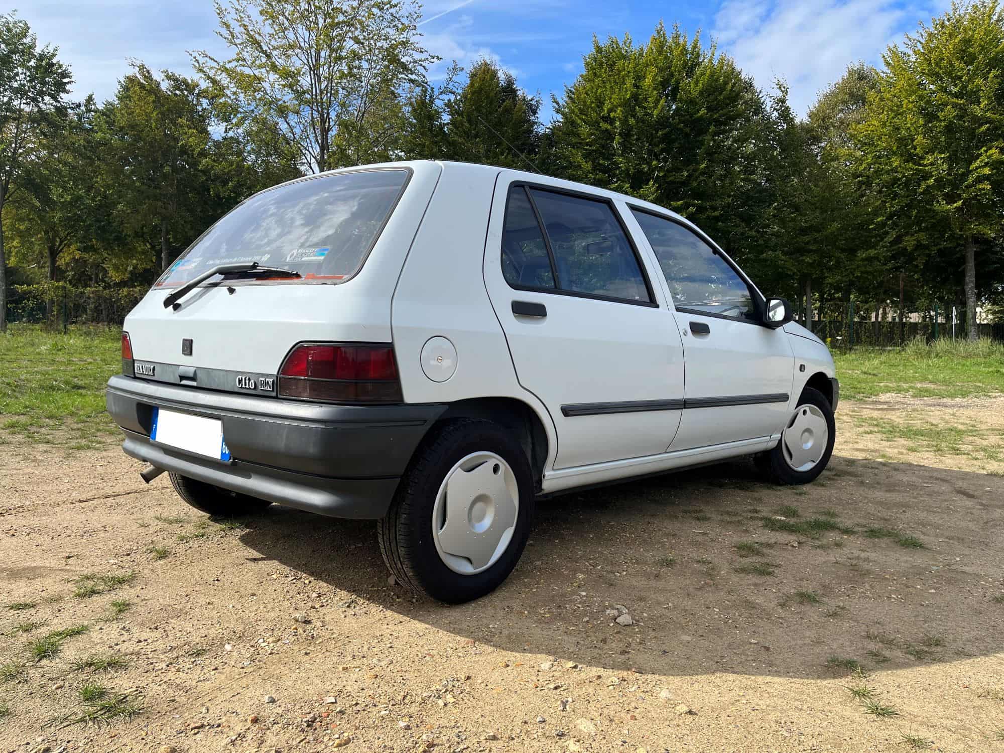 Renault Clio 1, extérieur, blanche en bon état