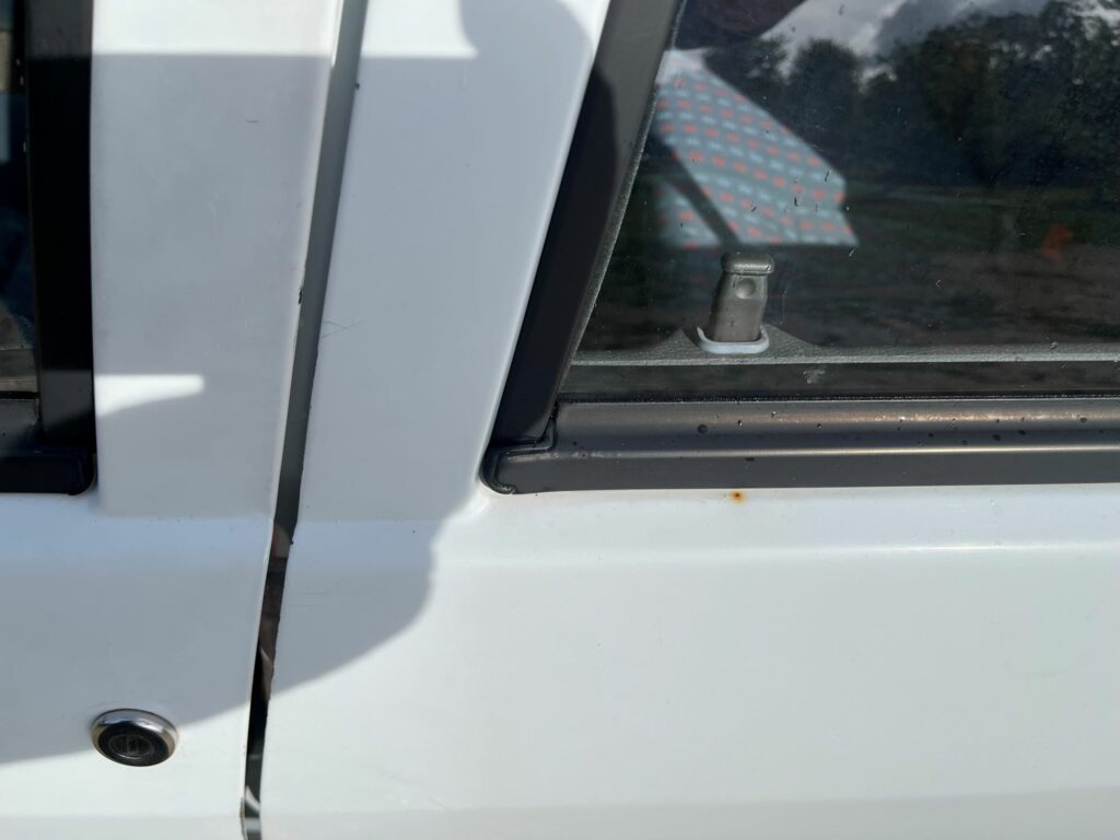 Pointe de rouille sur la porte arrière côté conducteur