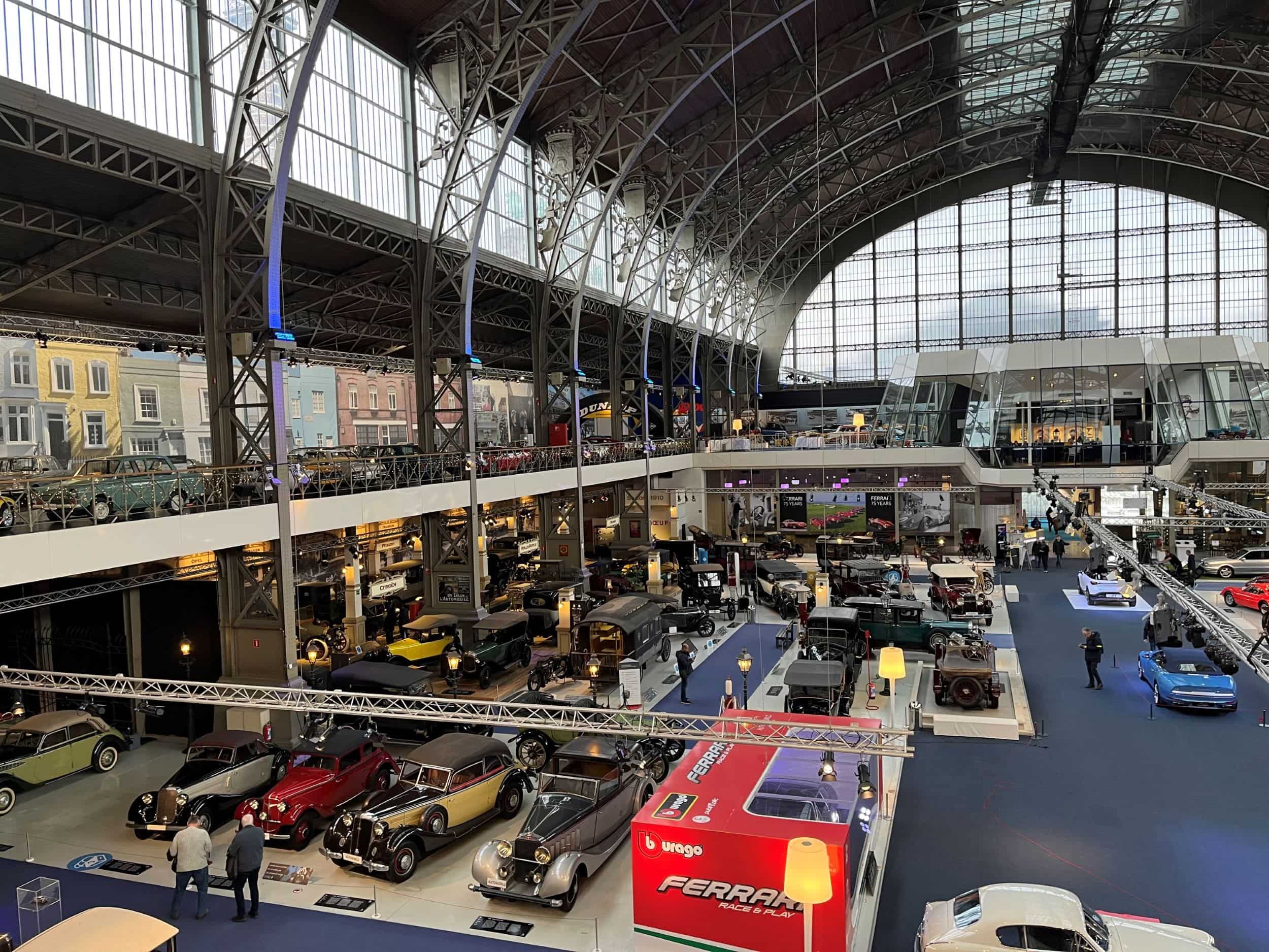L'intérieur du musée Autoworld à Bruxelles avec l'exposition permanente.