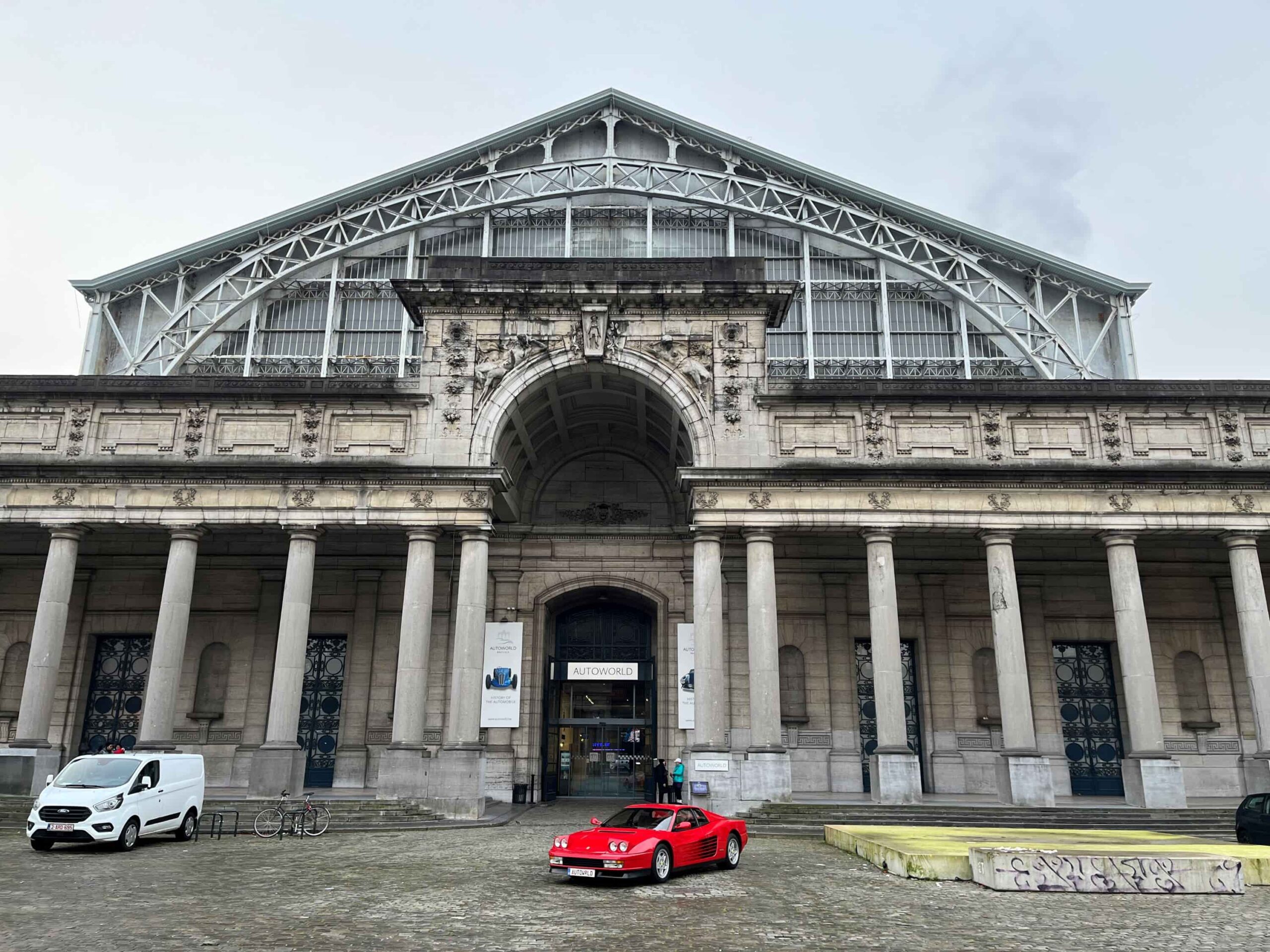 Entrée du musée Autoworld à Bruxelles avec une Ferrari Testarossa rouge